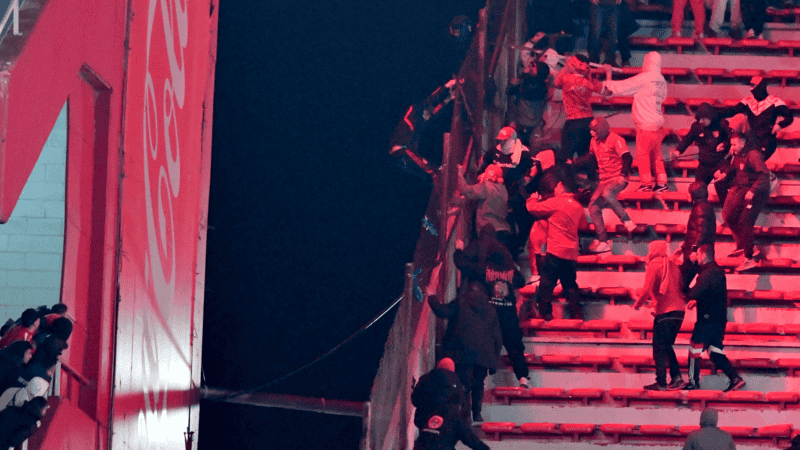 Una imagen de los graves enfrentamientos entre hinchas de Independiente y la U de Chile en Avellaneda. (Fotobaires)  