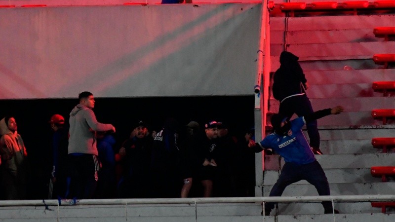 Una imagen de los graves enfrentamientos entre hinchas de Independiente y la U de Chile en Avellaneda. (Fotobaires) 
