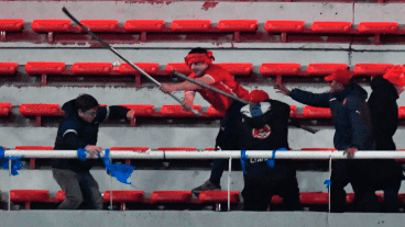 Hinchas de Independiente y la U de Chile protagonizaron serios incidentes en la cancha del Rojo.