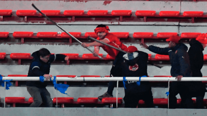 Hinchas de Independiente y la U de Chile protagonizaron serios incidentes en la cancha del Rojo.