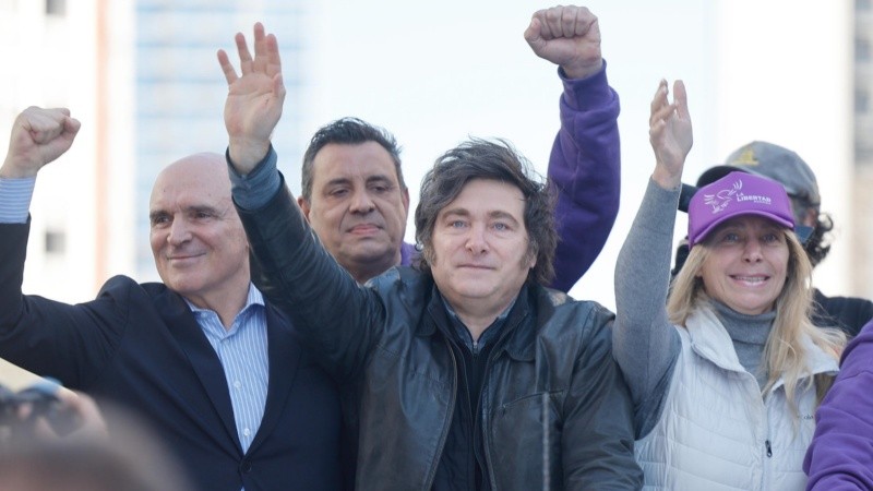 Javier Milei junto a su hermana Karina y José Luis Espert en Lomas de Zamora.