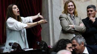 Cruce entre las diputadas Lilia Lemoine y Marcela Pagano durante la exposición de Guillermo Francos en el Congreso.