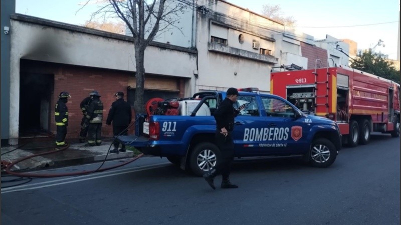 Bomberos Voluntarios y Zapadores trabajando en la zona.