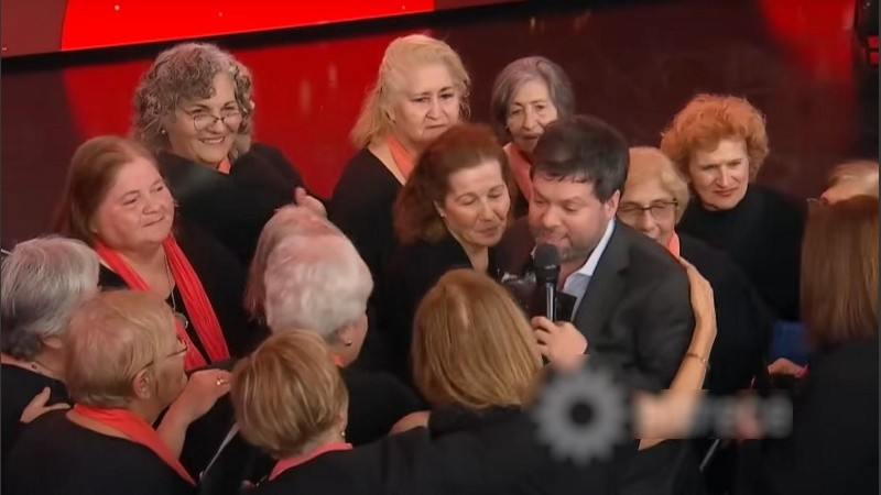 El abrazo de Guido con el Coro El Ombú.