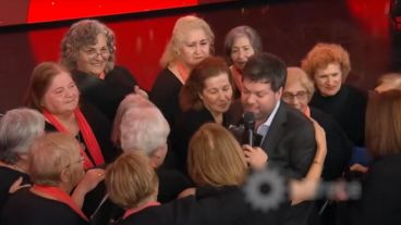 El abrazo de Guido con el Coro El Ombú.