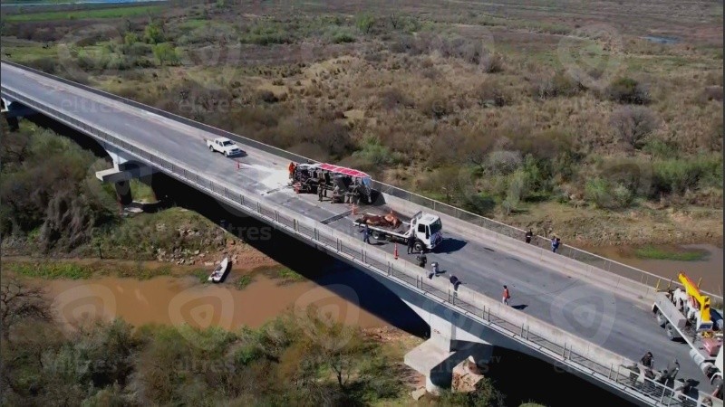 El puente Rosario-Victoria a horas del siniestro vial entre un camión y un auto.