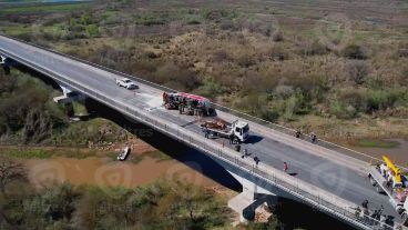 El puente Rosario-Victoria a horas del siniestro vial entre un camión y un auto.