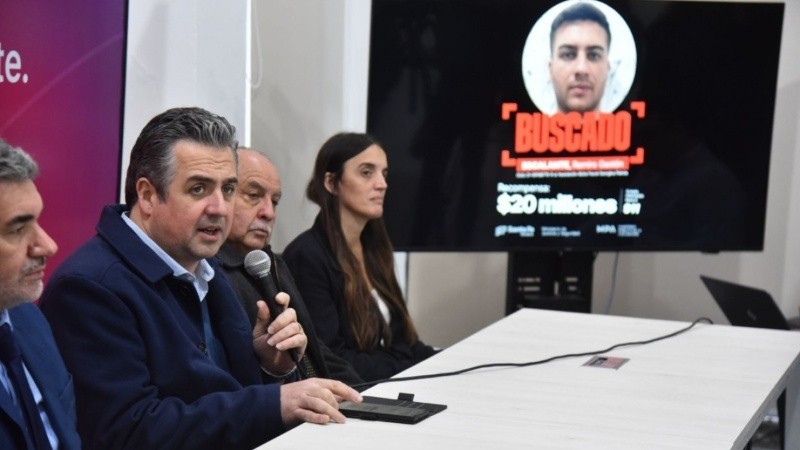 Cococcioni y de fondo la imagen de Escalante, presunto integrante de Los Menores, también con pedido de captura.