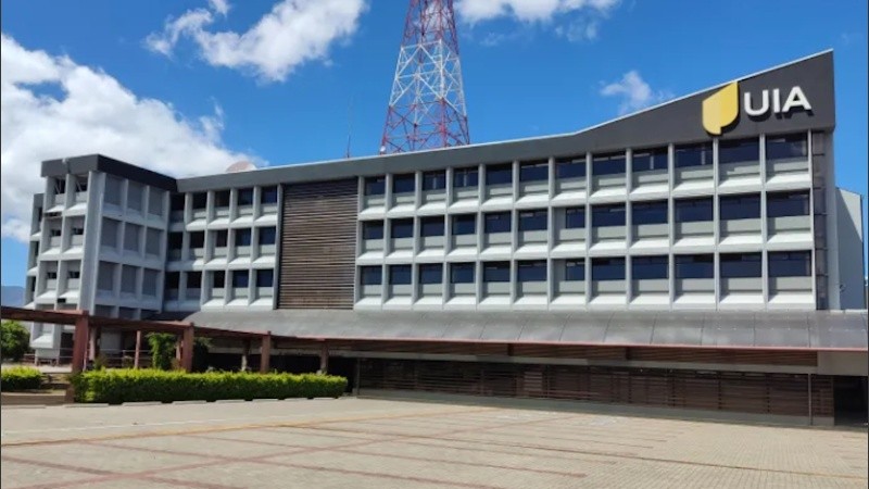 La Unión Industrial Argentina formalizó un planteo para bajar el costo laboral.