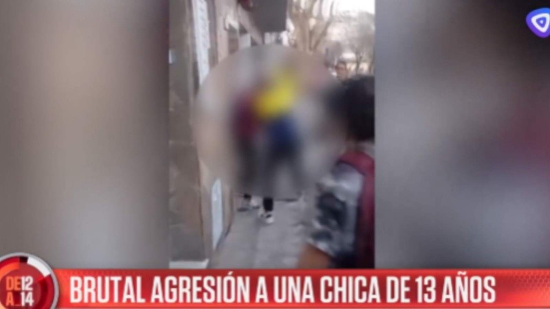 Brutal agresión entre adolescentes