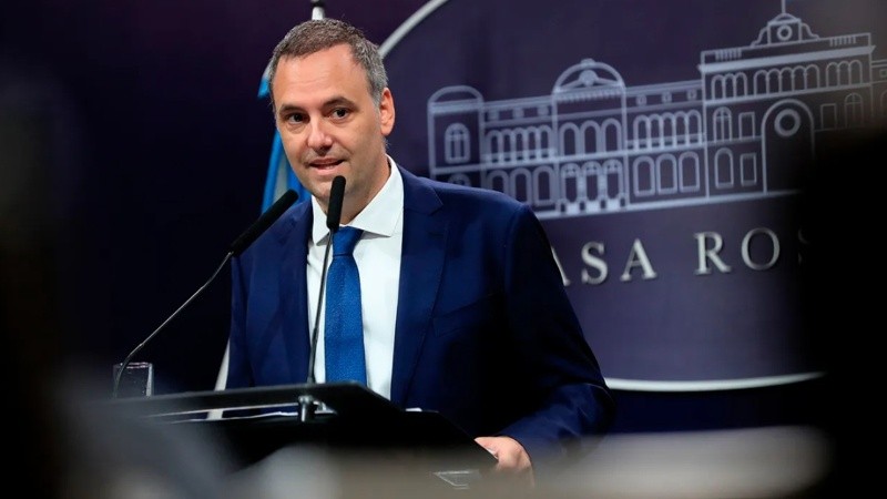 Adorni explicó que respetarán las calificaciones de los médicos residentes que prueben que rindieron 