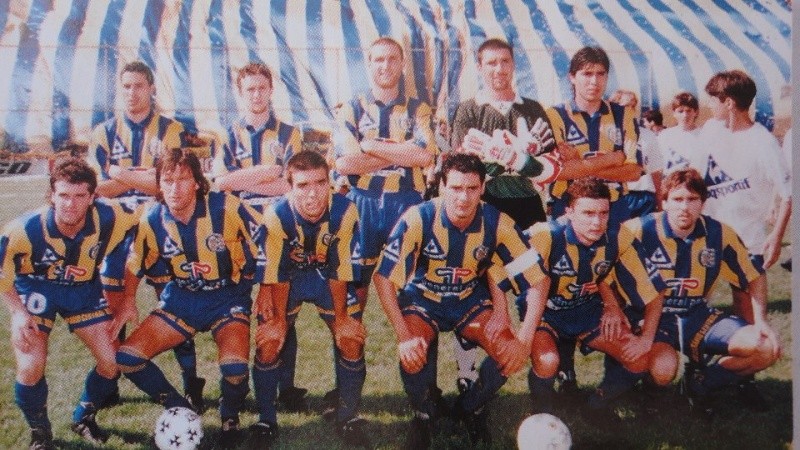 Central 1996:  Cristian Daniele, Rodolfo Arruabarrena, Horacio Carbonari, Roberto Abbondanzieri, Rubén Chávez (parados);  Damián Facciuto, José Barrella, Martín Cardetti, Rubén Da Silva, Diego Ordoñez, Eduardo Coudet (abajo).&nbsp;