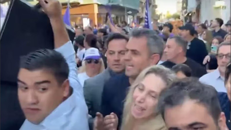 Incidentes en el cierre de campaña en Corrientes con Karina Milei, Martín Menem y el candidato local libertario, Lisandro Almirón.