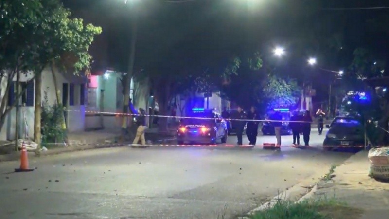 Los móviles policiales en barrio Tablada.