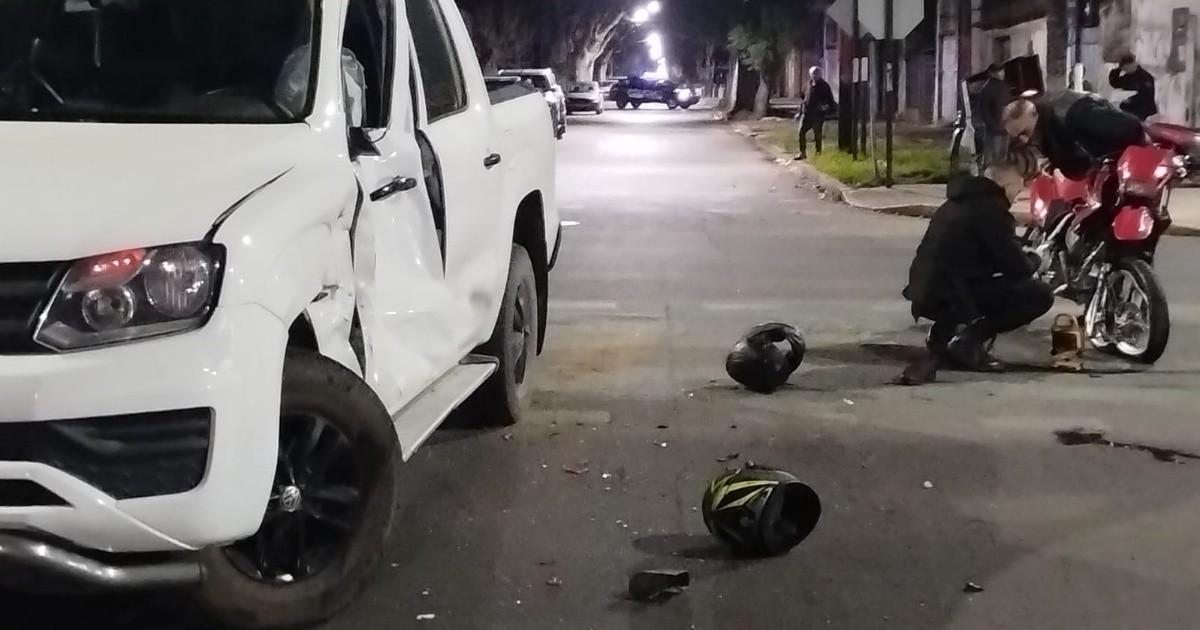 Fuerte choque entre una camioneta y una moto: hay dos heridos graves y ...