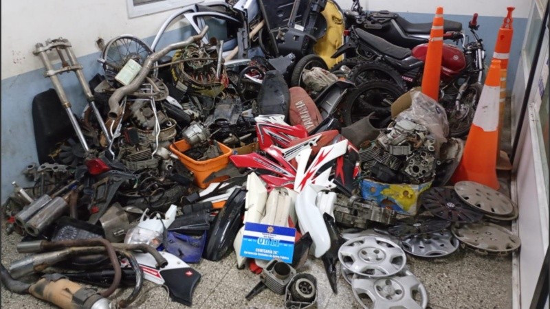 Partes de los elementos secuestrados en el allanamiento.