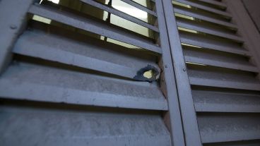 Uno de los disparos que realizó Matías Fernández contra la sede de la Fiscalía en agosto de 2018.