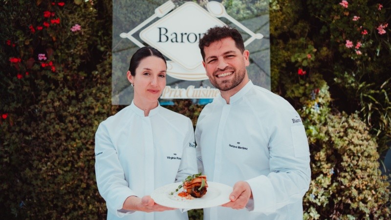 Virginia y Gustavo, de Hambriento cocina, mostrando con orgullo el plato que presentaron