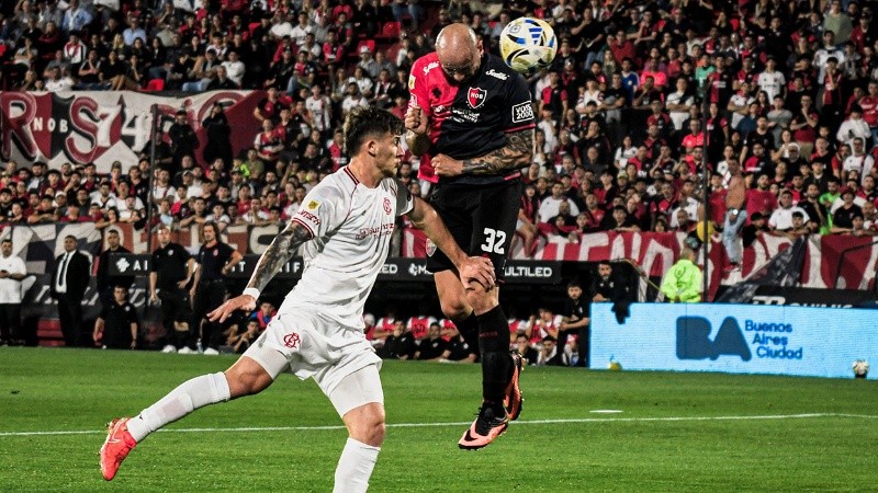 Charly González volvió a ser el mejor rojinegro y en su cabezazo había esperanzas.
