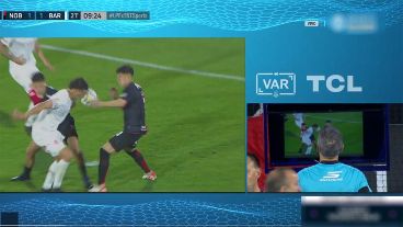 El rojinegro reclamó que la mano había sido casual.