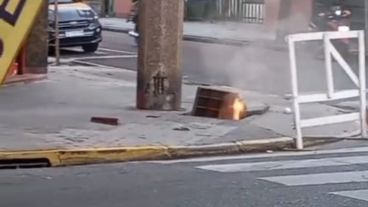El fuego en la esquina de Moreno y San Luis tras el estallido de los cables de luz.