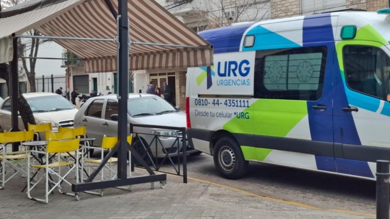 Servicios de salud asistiendo al matrimonio de jubilados en pleno barrio Abasto.