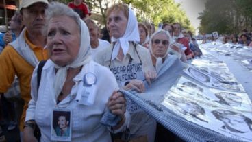 Realizan una actividad en Rosario para conmemorar a los detenidos desaparecidos.