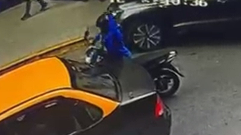 Motociclista destrozó la luneta trasera de un taxi tras protagonizar una intensa discusión de tránsito en el centro.