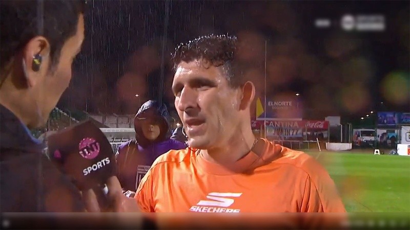 El árbitro se mostró predispuesto a que el partido termine pero no fue posible.