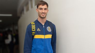 Komar tuvo un momento de duda sobre su continuidad, tras una molestia por el estado del campo.