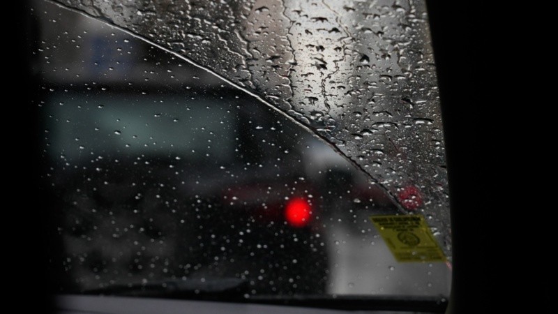La lluvia seguirá en Rosario casi todo el domingo.