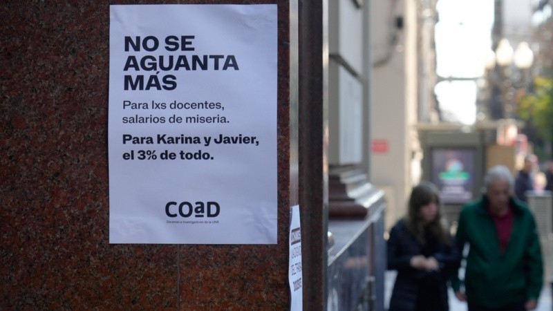 El gremio de los docentes de la UNR reclama mejoras salariales y presupuestarias para la educación superior.