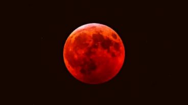 Una postal de la luna roja o luna de sangre.