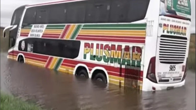 El colectivo de la empresa Plusmar quedó varado en la madrugada y los pasajeros fueron rescatados poco después.