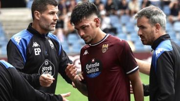Benjamín Garay al dejar la cancha después de sufrir la grave lesión en España.