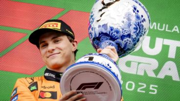 Oscar Piastri, en lo más alto del podio del GP de Países Bajos.