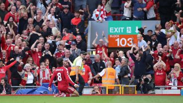El festejo de Dominik Szoboszlai en Anfield para darle el triunfo al Liverpool.
