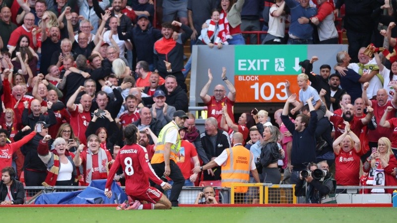 El festejo de Dominik Szoboszlai en Anfield para darle el triunfo al Liverpool.