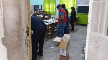 Autoridades correntinas preparan las mesas de votación este domingo a la mañana.