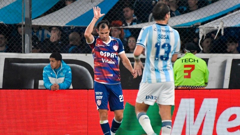 Augusto Solari pide perdón luego de marcar ante Racing, uno de sus ex equipos.