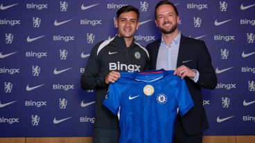 Facundo Buonanotte posa con la camiseta del Chelsea este lunes en Londres.