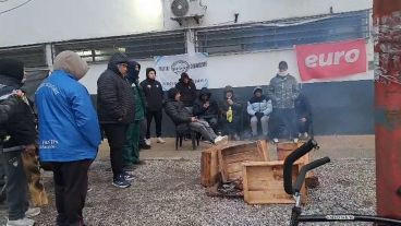 Trabajadores de Euro reclaman en la puerta del frigorífico.