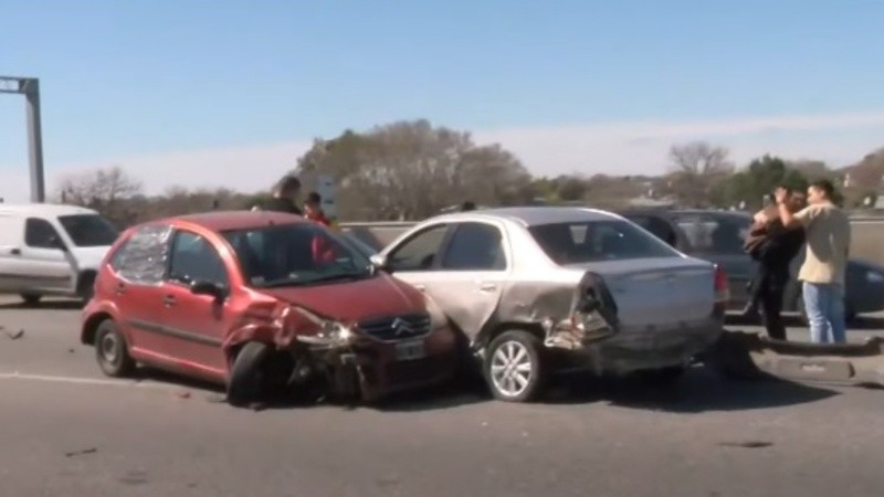 Tres autos chocaron este lunes cerca de las 14 sobre avenida Circunvalación.
