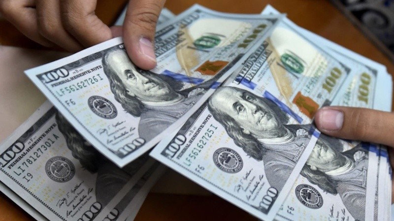 El dólar oficial, termómetro de la situación política