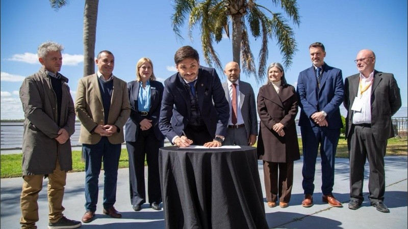 Pullaro encabezó la firma hoy del convenio de la obra en el marco del Business Forum que se realiza en La Fluvia