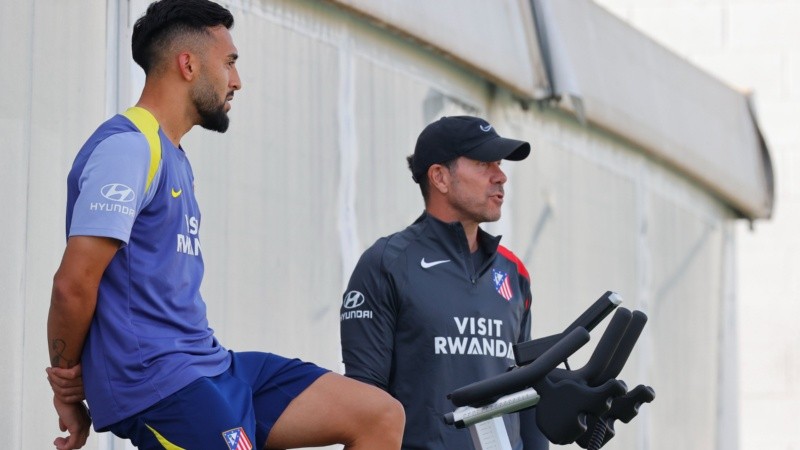Nico González con Diego Simeone en el entrenamiento del Colchonero. 