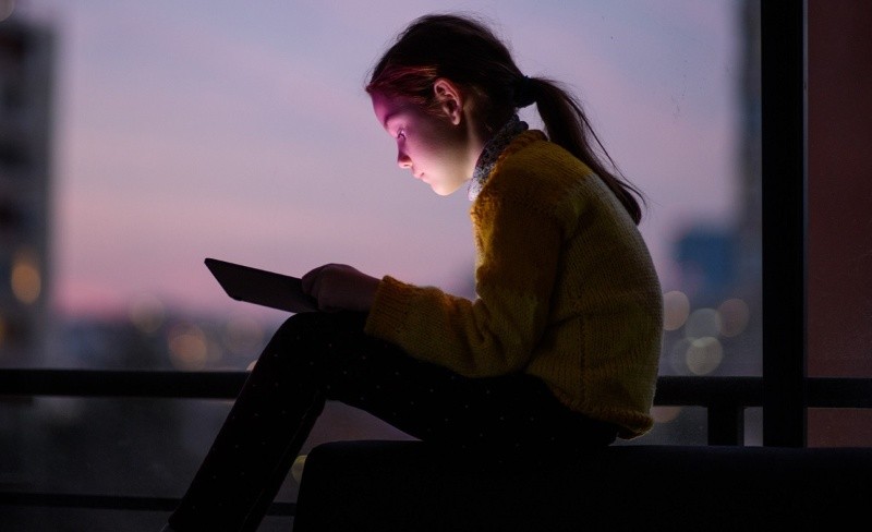  Niños, niñas y adolescentes están expuestos a respuestas generadas por IA que pueden incitar conductas peligrosas.