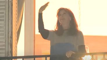 Cristina Kirchner saludó desde el balcón de su departamento.