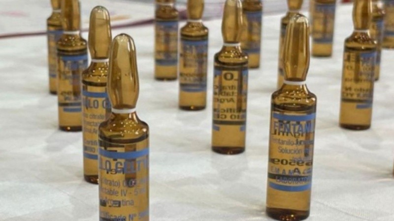 El lote contaminado presenta cepas de Klebsiella pneumoniae y Ralstonia pickettii, ambas resistentes a antimicrobianos.