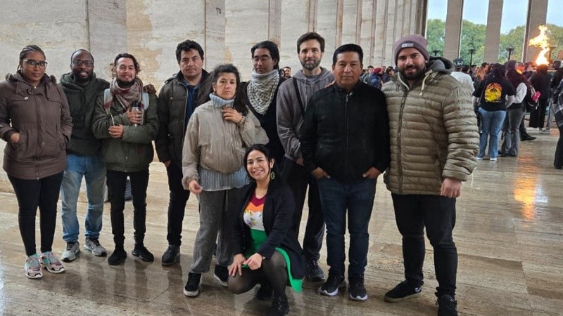 Referentes de las comunidades migrantes se juntaron este domingo en el Monumento y recibieron apoyos.